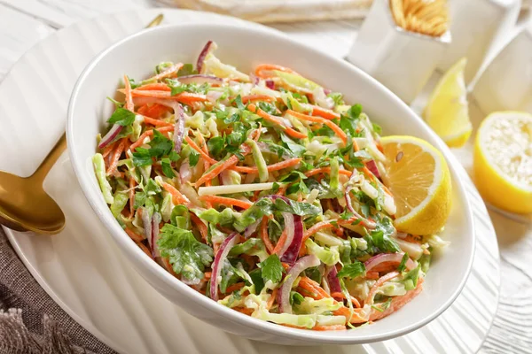 Salade Salade Chou Été Fraîche Avec Vinaigrette Yaourt Léger Dans — Photo