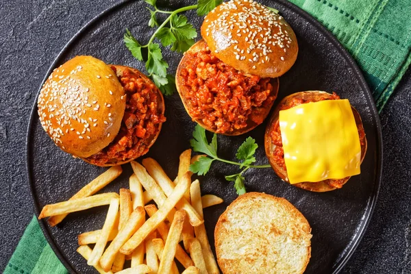 Caseiro Churrasco Sloppy Joe Sanduíches Com Batatas Fritas Uma Placa — Fotografia de Stock