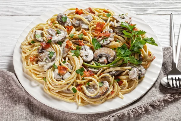 Spaghetti Italiani Con Salsa Funghi Cremini Panna Parmigiano Con Pancetta — Foto Stock