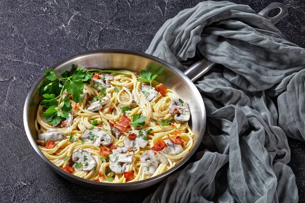 Pasta Italiana Con Salsa Funghi Cremini Panna Pesante Parmigiano Con — Foto Stock