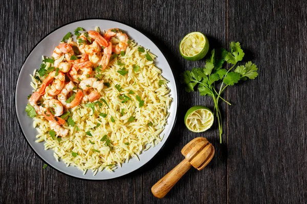 Lime Shrimps Cilantro Long Grain Rice Cooked Chicken Broth Served — Stock Photo, Image