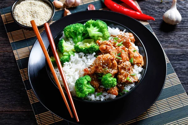 General Pollo Crujientes Picaduras Pollo Chino Tazón Negro Con Arroz — Foto de Stock