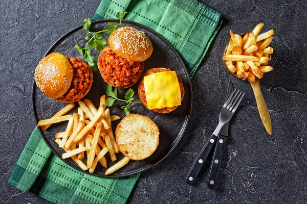 Caseiro Churrasco Sloppy Joe Sanduíches Com Batatas Fritas Uma Placa — Fotografia de Stock