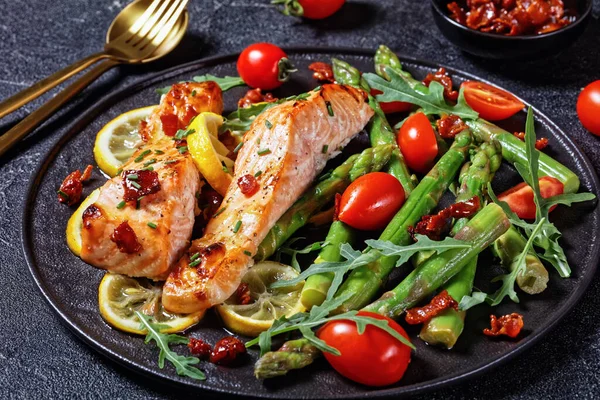 Salmão Assado Com Limão Bacon Caramelizado Servido Com Tomates Cereja — Fotografia de Stock