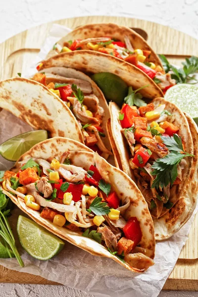 Tacos Mit Gegrilltem Hühnerfleisch Mais Gebratenen Süßkartoffelwürfeln Paprika Und Petersilie — Stockfoto