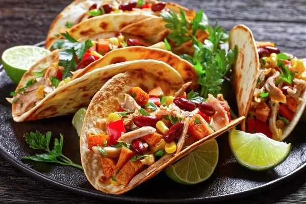 Tacos Aus Mehl Tortilla Schalen Gefüllt Mit Gegrilltem Hühnerfleisch Mais — Stockfoto