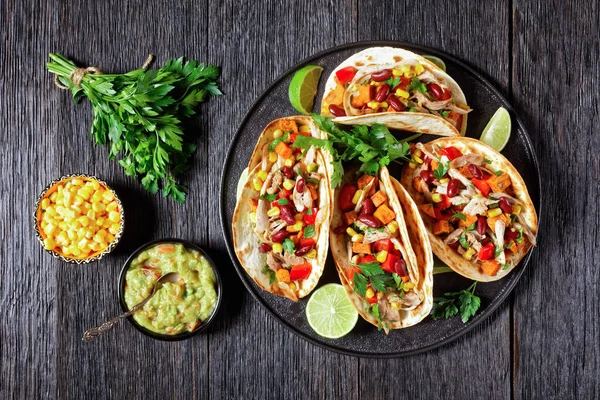 Tacos Aus Mehl Tortilla Schalen Gefüllt Mit Gegrilltem Hühnerfleisch Mais — Stockfoto