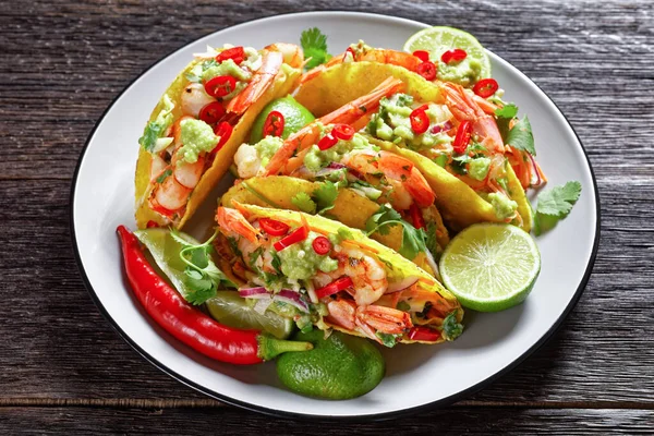 Shrimp Tacos Mit Frischem Kohlsalat Limette Chili Und Guacamole Auf — Stockfoto