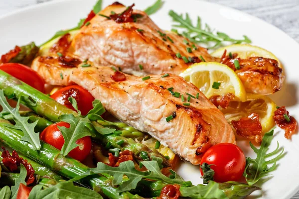 Filetes Salmão Grelhados Com Limão Bacon Caramelizado Servido Com Espargos — Fotografia de Stock