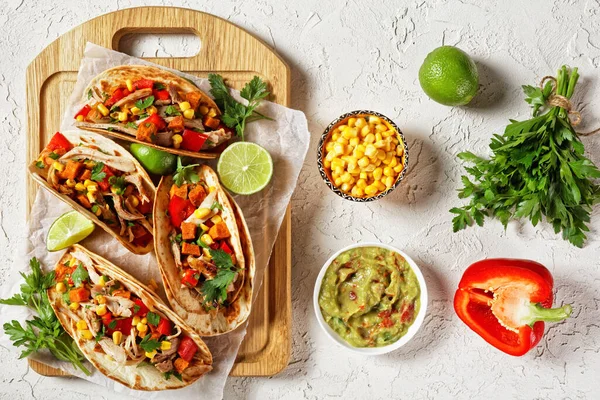 Tacos Con Carne Pollo Parrilla Maíz Batatas Asadas Pimiento Rojo —  Fotos de Stock