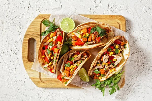 Tacos Mit Gegrilltem Hühnerfleisch Mais Gebratenen Süßkartoffelwürfeln Paprika Und Petersilie — Stockfoto