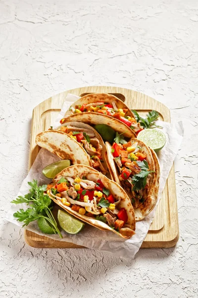Tacos Mit Gegrilltem Hühnerfleisch Mais Gebratenen Süßkartoffelwürfeln Paprika Und Petersilie — Stockfoto