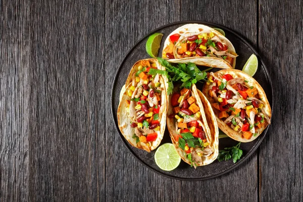 Tacos Aus Mehl Tortilla Schalen Gefüllt Mit Gegrilltem Hühnerfleisch Mais — Stockfoto