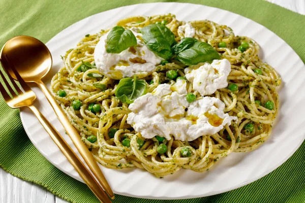 Letnia Sałatka Spaghetti Sosem Pesto Groszek Zielony Liście Bazylii Ser — Zdjęcie stockowe