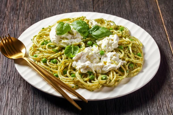 Pesto Spaghetti Aux Petits Pois Verts Garni Mozzarella Déchiré Feuilles — Photo