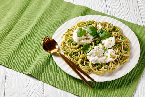 Spaghetti Salad Pesto Sauce Green Peas Basil Leaves Burrata Cheese — Stock Photo, Image