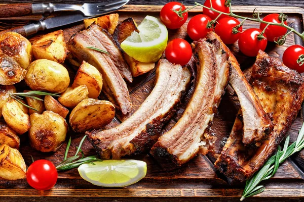 Grilled Pork Ribs Served Roast New Potatoes Fresh Tomatoes Wood — Stock Photo, Image