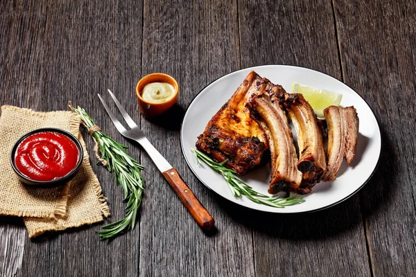 Gegrillte Schweinerippchen Mit Zitrone Und Rosmarin Auf Einem Teller Auf — Stockfoto