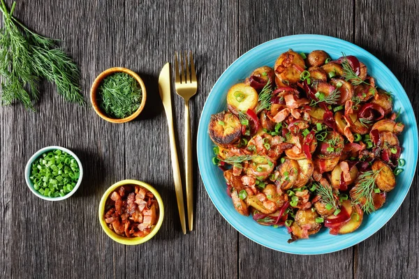 Bratkartoffelsalat Ψητή Πατατοσαλάτα Κόκκινο Κρεμμύδι Και Μπέικον Μπλε Πιάτο Σκούρο — Φωτογραφία Αρχείου