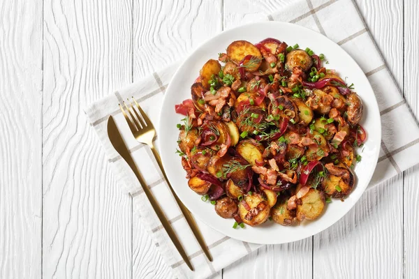 Bratkartoffelsalat Roast Potato Salad Red Onion Bacon White Plate Wooden — Φωτογραφία Αρχείου