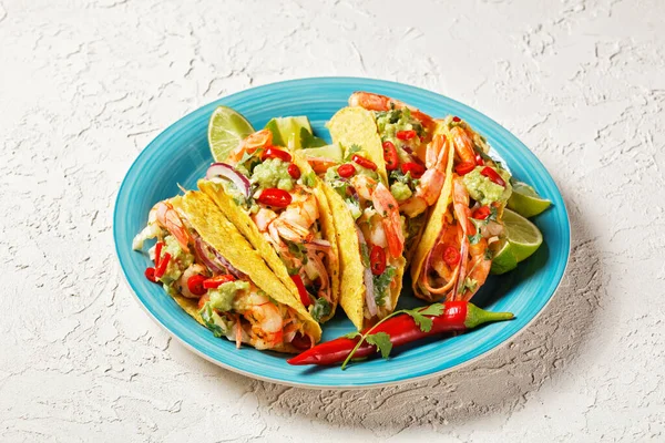 Taco Schalen Mit Gegrillten Garnelen Kohlsalat Limette Und Guacamole Auf — Stockfoto
