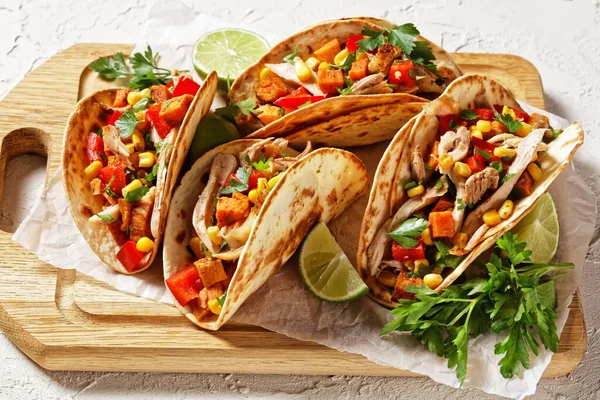 Tacos Grilovaným Kuřecím Masem Kukuřicí Pečenými Kostkami Sladkých Brambor Červeným — Stock fotografie