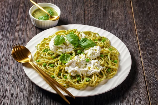 Pesto Spaghetti Zielonym Groszkiem Zwieńczonym Podartą Kulą Mozzarelli Świeże Liście — Zdjęcie stockowe