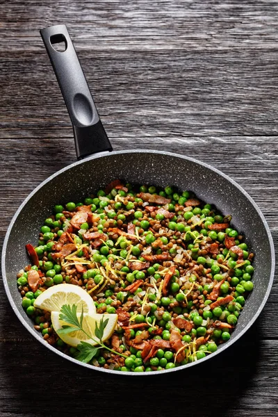 Libanesiska Varma Linser Och Gröna Ärtsallad Med Bacon Citronskal Och — Stockfoto