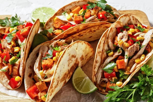 Tacos Mit Gegrilltem Hühnerfleisch Mais Gebratenen Süßkartoffelwürfeln Paprika Und Petersilie — Stockfoto