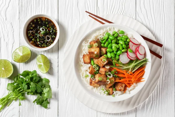 Tazón Tofu Poke Con Arroz Basmati Judías Edamame Rábano Pepino — Foto de Stock