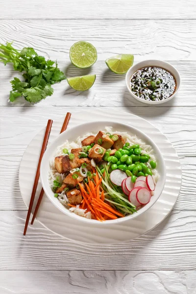 Tazón Tofu Poke Con Arroz Basmati Judías Edamame Rábano Pepino — Foto de Stock