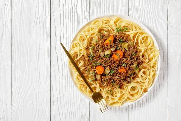 Spaghetti Topped Stewed Ground Beef Ragout Carrots Celery Herbs Horizontal — Stock Photo, Image