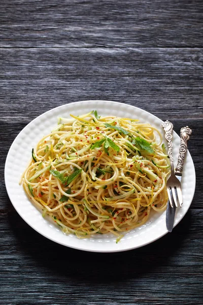 Summer Spaghetti Alla Carrettiera Mint Leaves Lemon Zest Pecorino Cheese — Zdjęcie stockowe