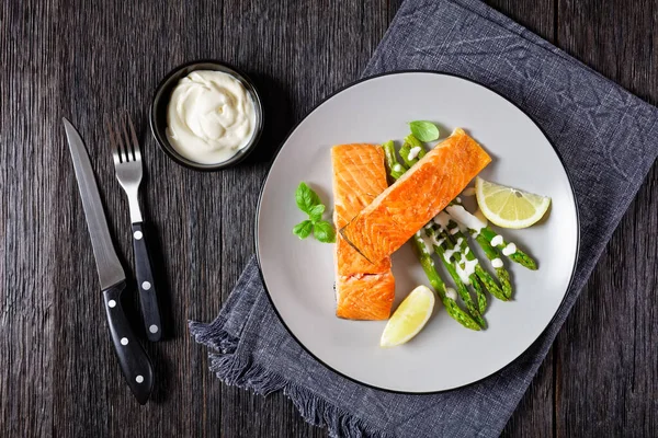 Roasted Salmon Fillets Grilled Asparagus Lemon Wedges Plate Dark Wooden — Stock Photo, Image