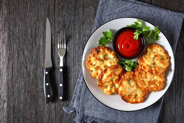 Kaas Kip Fritters Kip Borst Pasteitjes Geserveerd Met Tomatensaus Een — Stockfoto