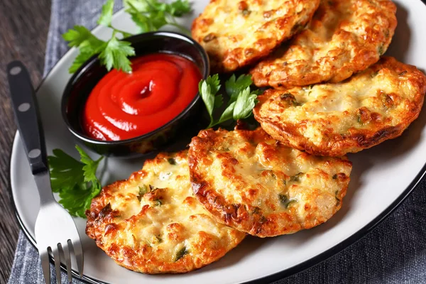 Kaas Kip Fritters Kip Borst Pasteitjes Geserveerd Met Tomatensaus Een — Stockfoto