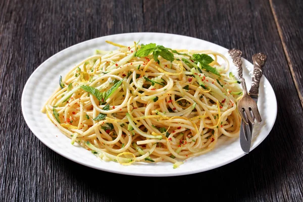 Letnie Spaghetti Alla Carrettiera Liśćmi Mięty Skórką Cytryny Serem Pecorino — Zdjęcie stockowe