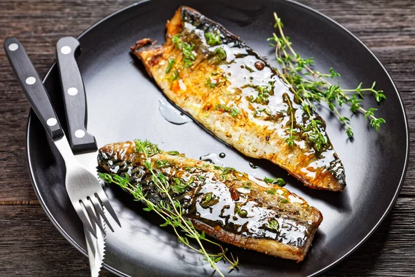 Filetes Caballa Fritos Esmaltados Naranja Con Especias Tomillo Plato Negro — Foto de Stock