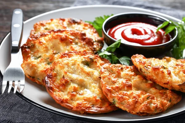 Knapperige Kipfilet Kipfilet Geserveerd Met Tomatensaus Een Bord Horizontaal Uitzicht — Stockfoto