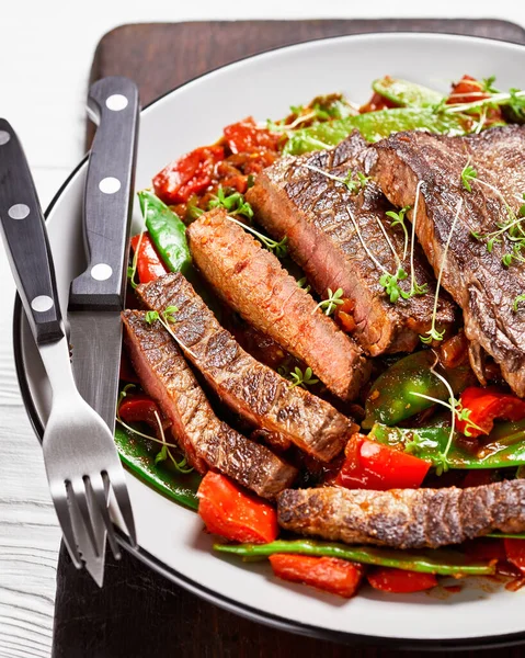 Grillezett Marhahús Oldalas Steak Párolt Paradicsomszószban Vörös Paprikában Mangetoutban Hagymában — Stock Fotó