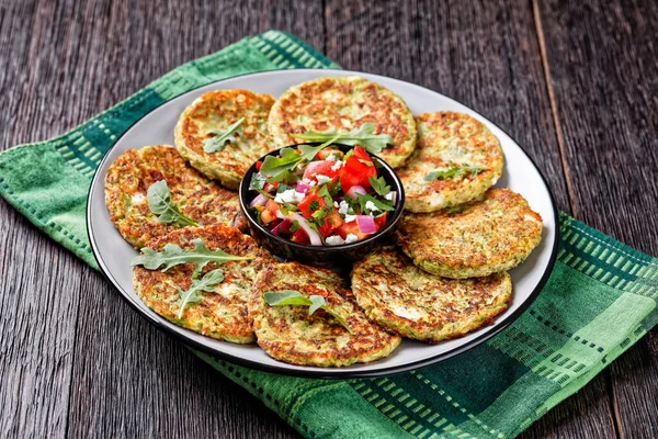 Zucchini Fritters Ділом Подають Свіжим Сиром Томатний Салат Фета Тарілці — стокове фото