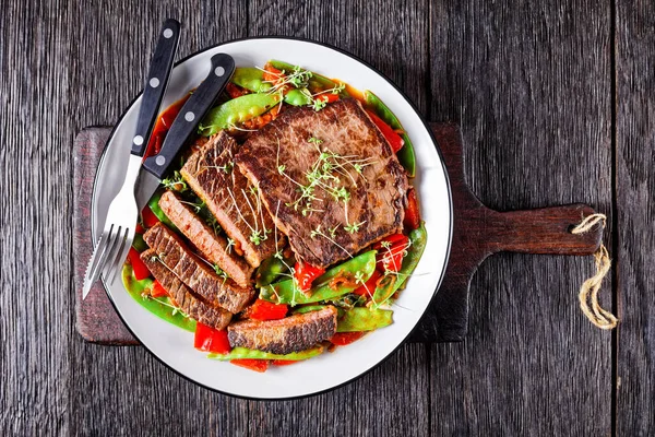 Grilovaný Hovězí Steak Podávaný Ragú Dušeného Rajčatovou Omáčkou Zeleninou Bylinkami — Stock fotografie