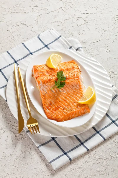 Grilled Salmon Fillet White Platter Lemon Vertical View — Stock Photo, Image