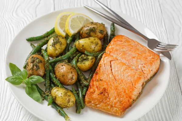 Filet Saumon Cuit Four Avec Haricots Verts Habillés Pesto Pommes — Photo