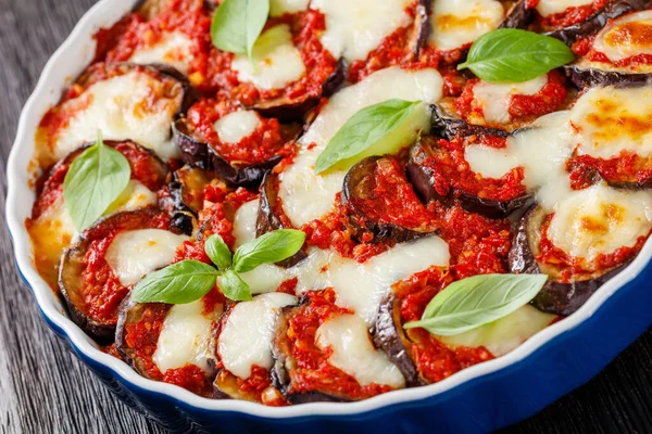 Close Parmesan Aubergine Aubergine Cuite Dans Plat Avec Sauce Tomate — Photo