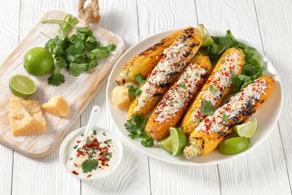 Elotes Milho Grelhado Mexicano Street Espigas Carbonizadas São Cobertas Com — Fotografia de Stock