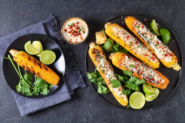 Elote Een Zwarte Plaat Gegrilde Mexicaanse Street Corn Verkoolde Koolhydraten — Stockfoto