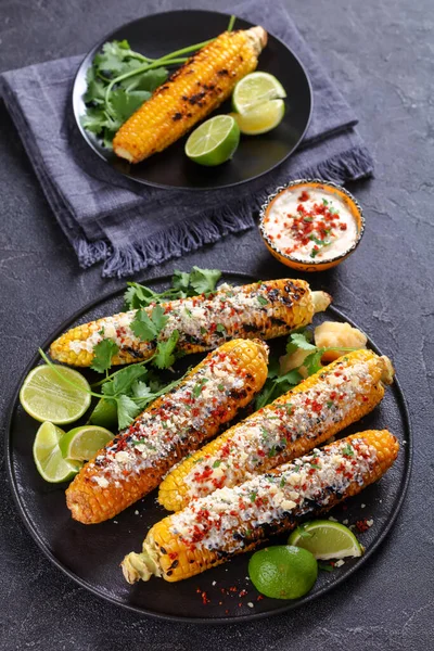 Elote Gegrillter Mexikanischer Mais Verkohlte Kolben Werden Sauerrahmsoße Geschlachtet Mit — Stockfoto