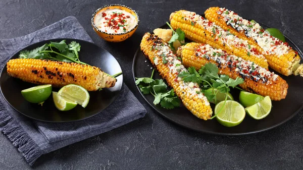 Elote Grilled Mexican Street Corn Charred Cobs Slading Sick Cream — 스톡 사진