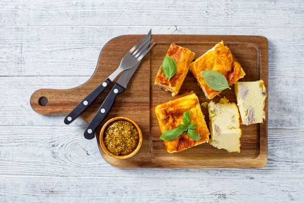 Kyllingbiter Eggegryte Kyllingkjøttomelett Tavle Med Gaffel Kniv Trebord Flatt Underlag – stockfoto